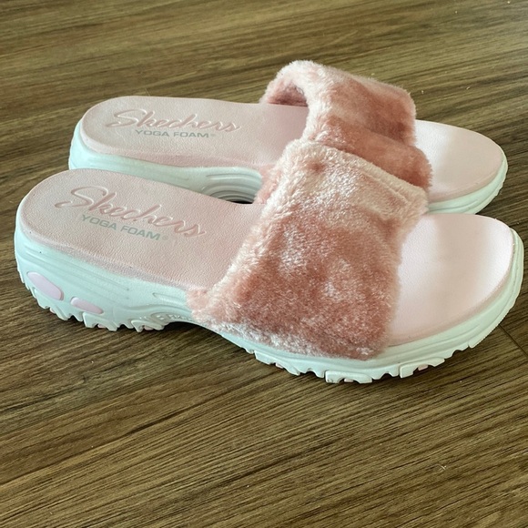 Skechers womens D'lites - Double Date chunky platform fuzzy faux fur pink Sz 11 - Picture 1 of 6